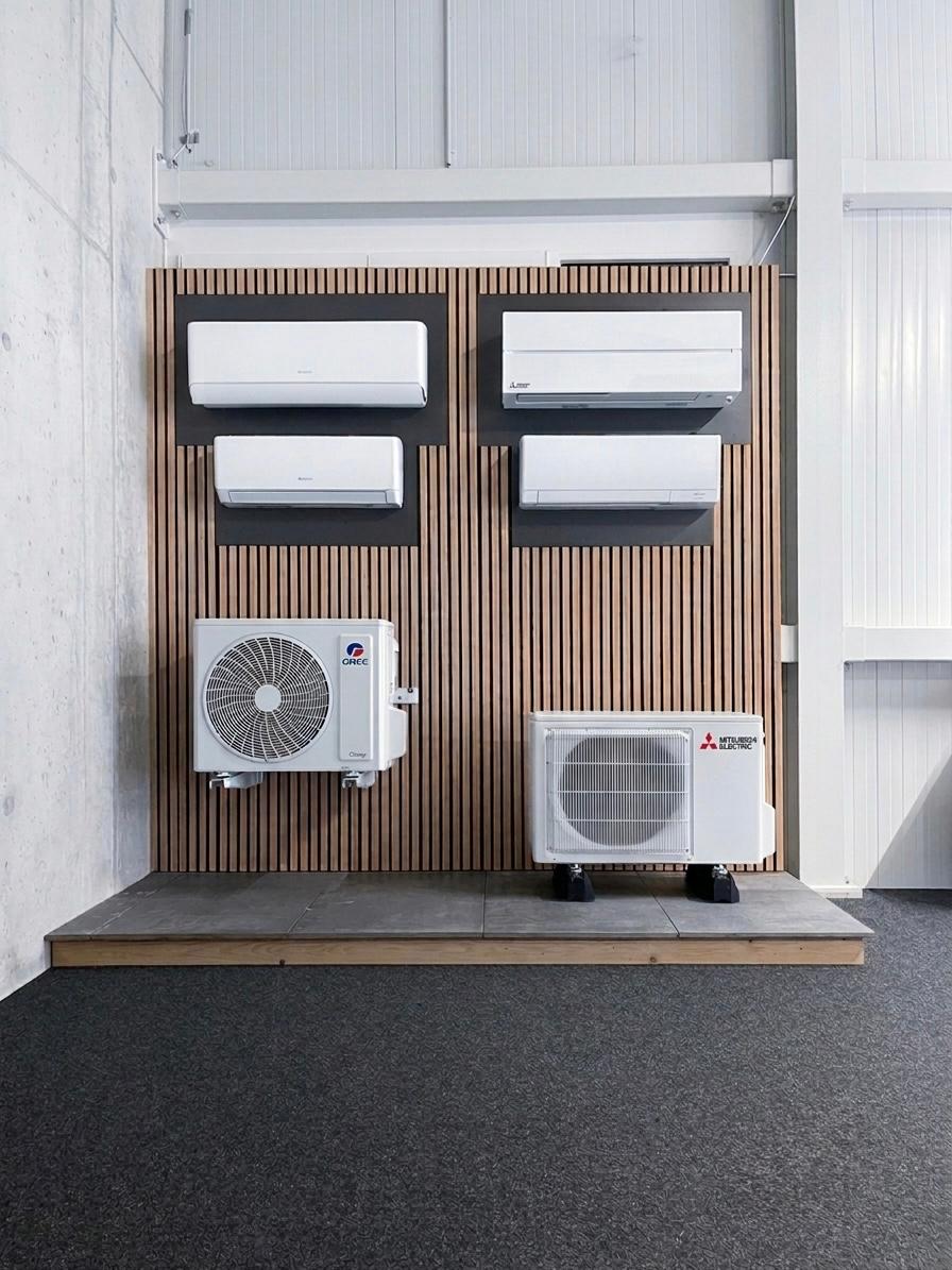 Ausstellungswand im Coolfix Showroom mit Innen- und Aussengeräten von Mitsubishi Electric und Gree